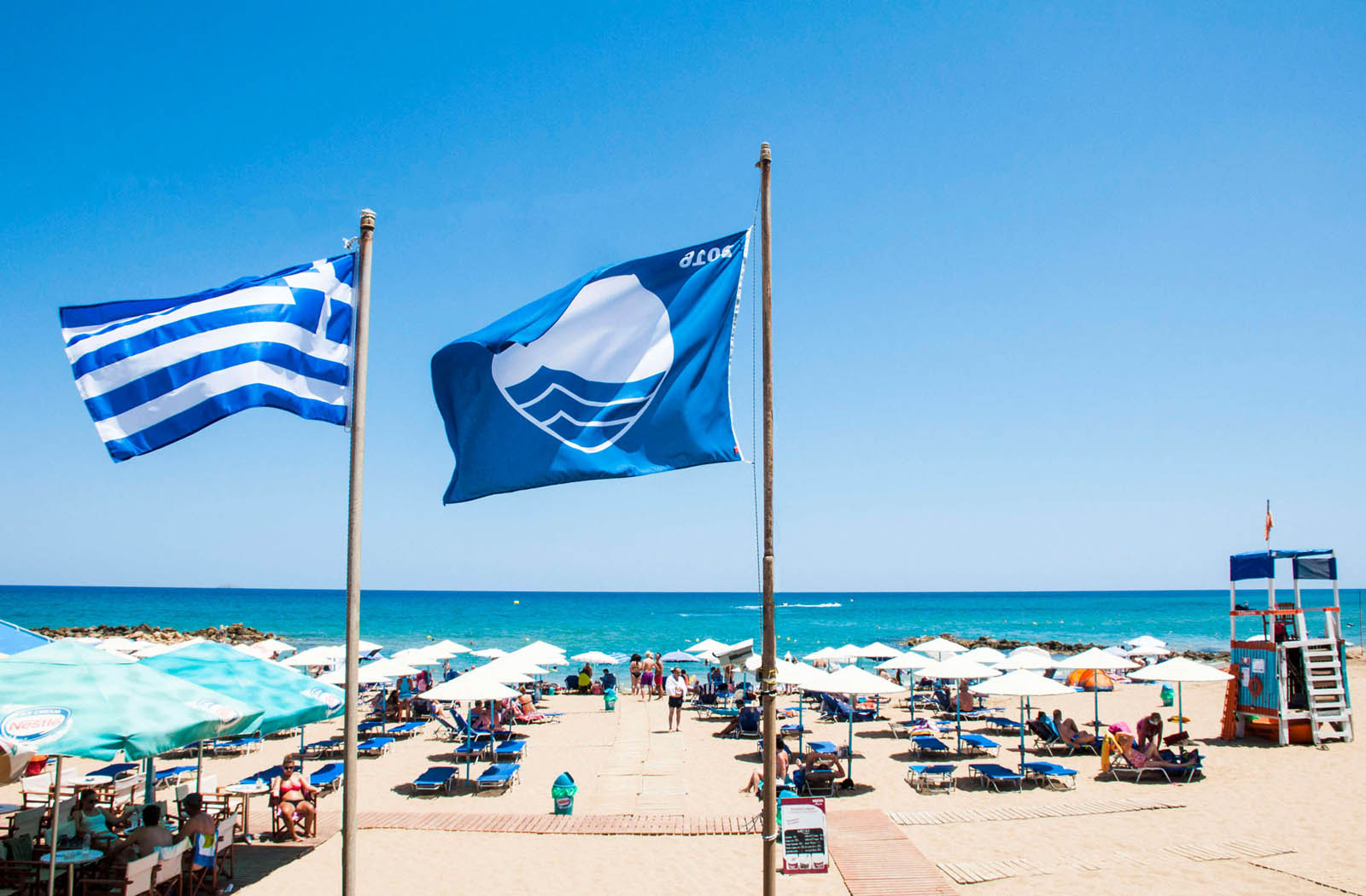 «Γαλάζιες σημαίες»: Αυτές είναι οι 18 παραλίες της Αττικής που βραβεύτηκαν το 2023