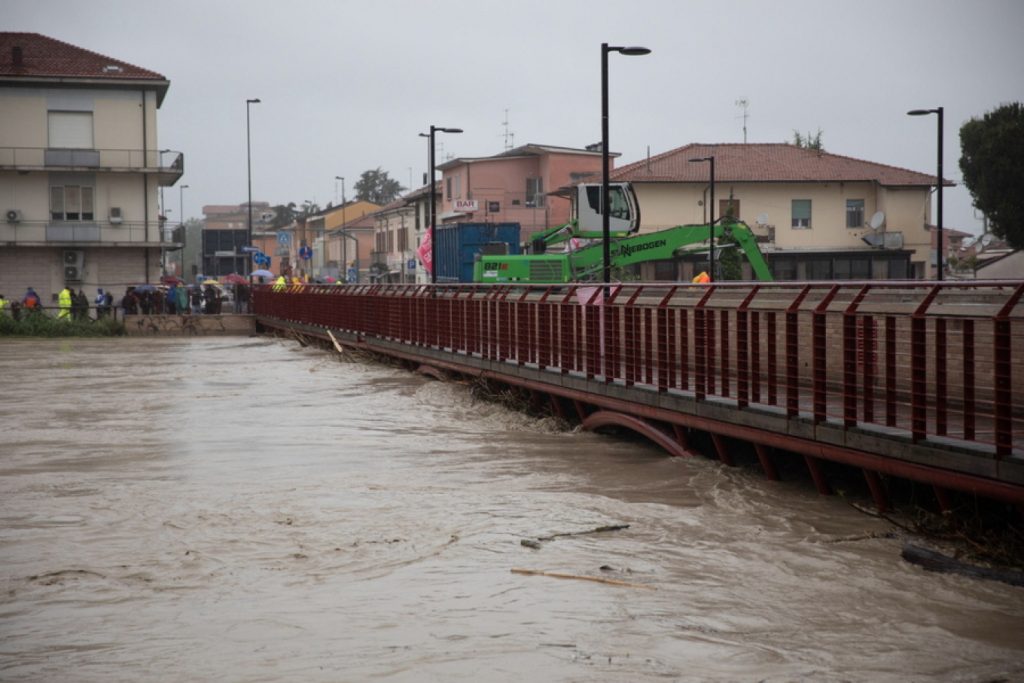 Ιταλία: Κάτοικοι ανέβηκαν σε στέγες για να γλυτώσουν από την πλημμύρα (βίντεο)