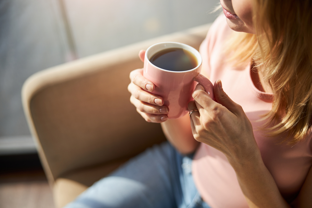Τέσσερα πράγματα που πρέπει να κάνετε πριν πιείτε τη πρώτη γουλιά καφέ το πρωί
