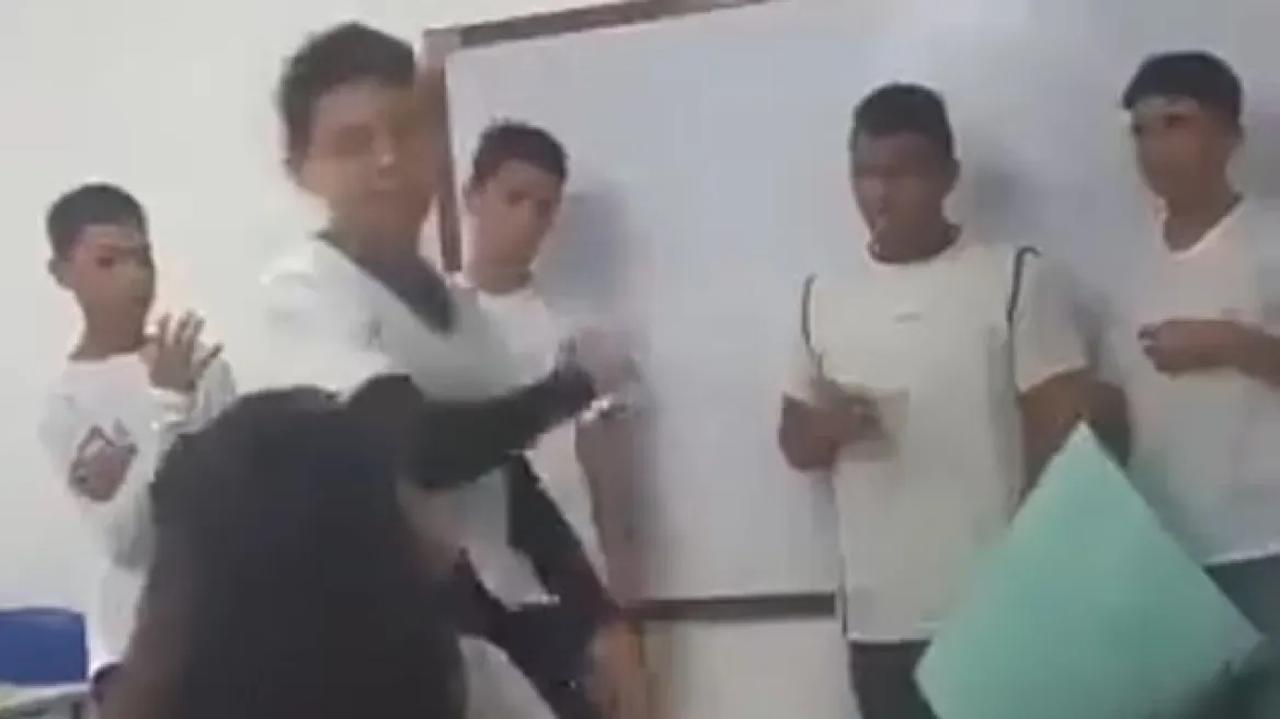 Βραζιλία: Η τρομακτική στιγμή που 14χρονος μαθητής καρφώνει στο πρόσωπο με στιλό συμμαθήτριά του επειδή τον κορόιδεψε