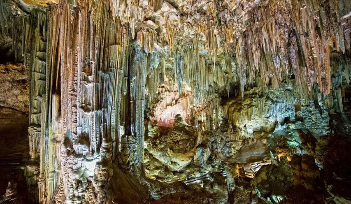 Αυτό είναι το πιο πολυσύχναστο σπήλαιο στην Ευρώπη – Το επισκέπτονται τουρίστες εδώ και… 41.000 χρόνια
