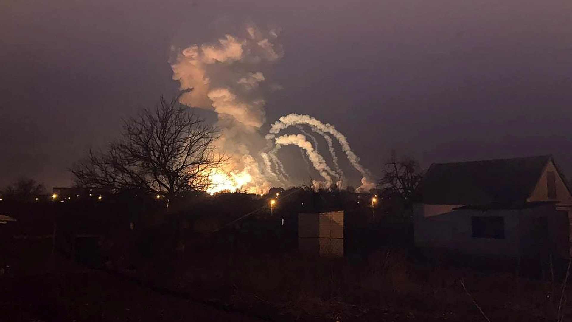 Ουκρανική πυραυλική επίθεση στο αεροδρόμιο της Μαριούπολης (βίντεο)