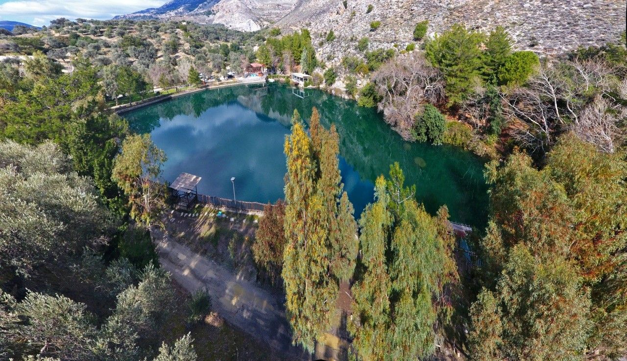 Λίμνη Ζαρού: Η υδάτινη «αγκαλιά» στη σκιά του Ψηλορείτη που πρέπει να επισκεφθείτε (φώτο)