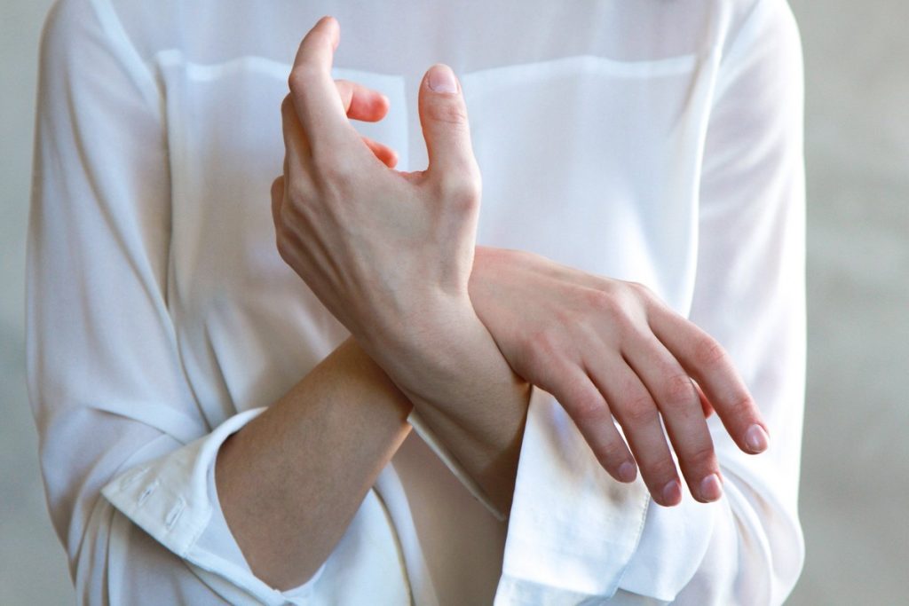 Αυτές είναι οι αιτίες για τα πρησμένα δάχτυλα – Σημάδια και συμπτώματα