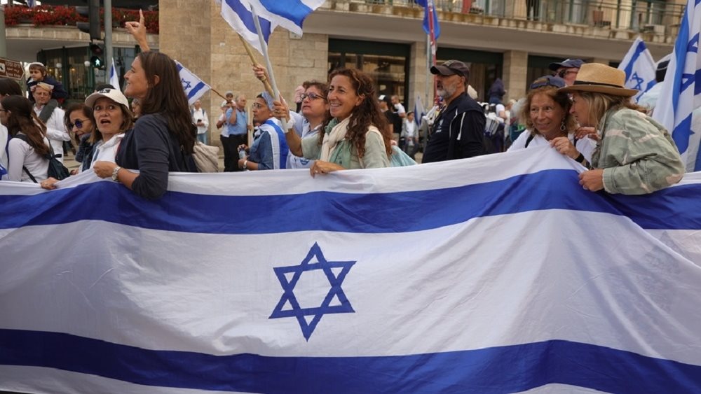 Χιλιάδες Ισραηλινοί στην «Πορεία των Σημαιών» στην Ιερουσαλήμ