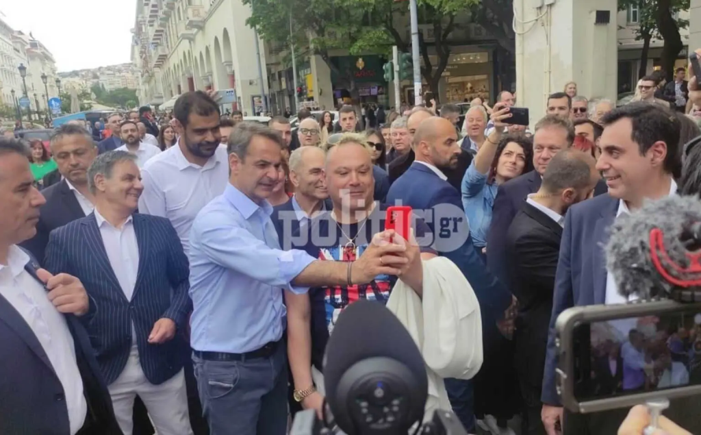 Οπαδός του Κ.Μητσοτάκη στην Θεσσαλονίκη έβγαλε selfie μαζί του και φώναζε «Θα πεθάνω από τη χαρά μου» (βίντεο)
