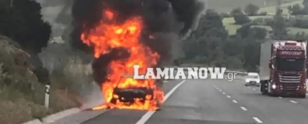 Φθιώτιδα: Πήρε φωτιά εν κινήσει αυτοκίνητο – Έτρεξαν να σωθούν η μάνα και τα δύο παιδιά (βίντεο)