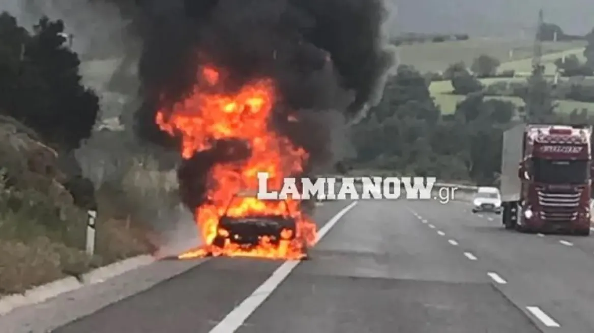 Φθιώτιδα: Αυτοκίνητο κάηκε ολοσχερώς στην εθνική οδό Αθηνών-Λαμίας