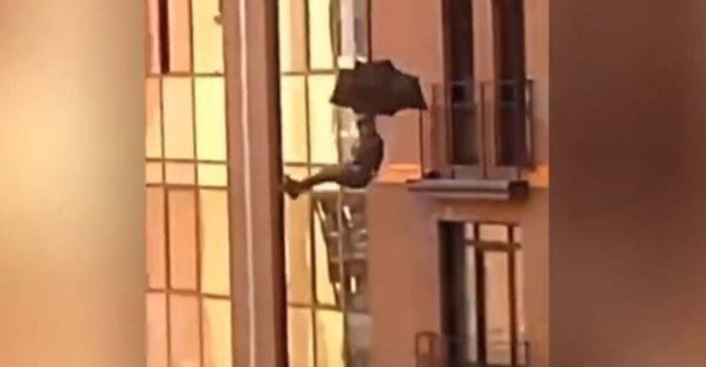 Ρωσία: Άντρας πήρε μια ομπρέλα και έπεσε από τον όγδοο όροφο πολυκατοικίας – Πέθανε στο ασθενοφόρο (βίντεο)