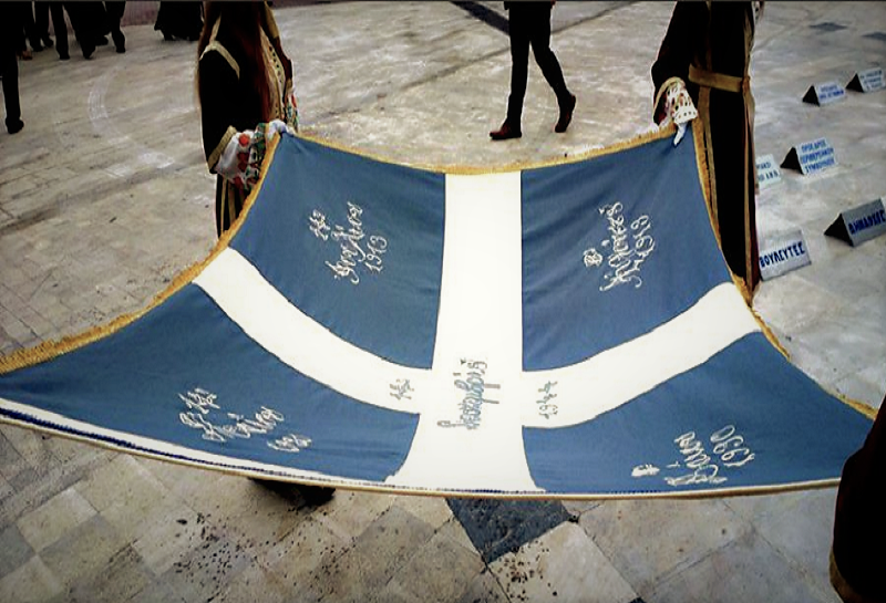 Η ιστορική ελληνική σημαία που υψώθηκε πρώτη φορά στην Κομοτηνή κεντήθηκε στο χέρι σε μια νύχτα (φωτό)