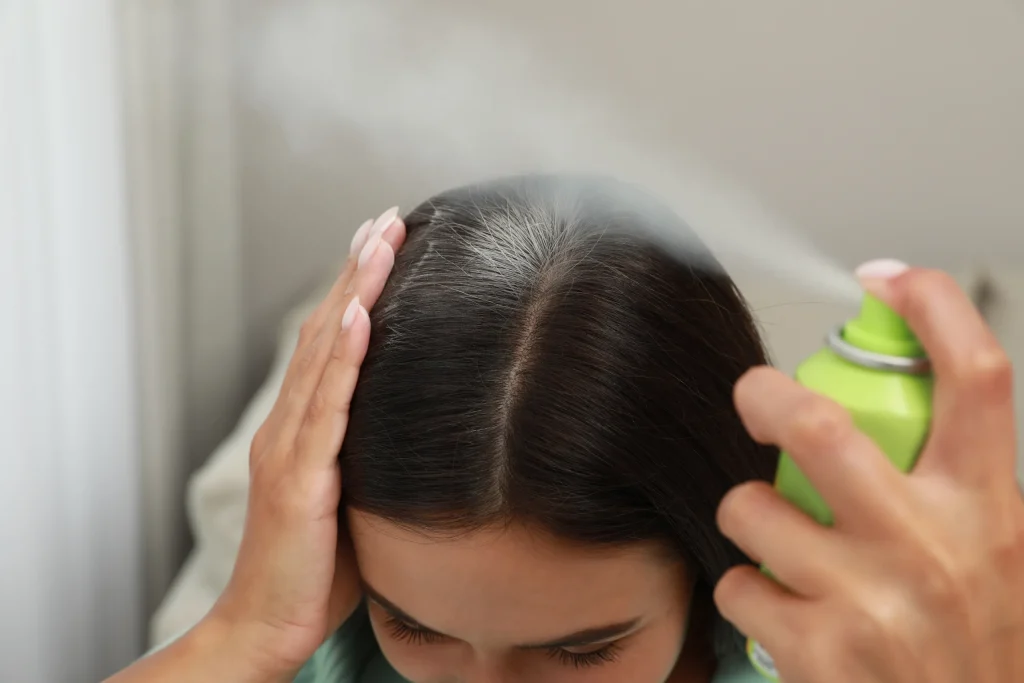 Dry shampoo: Μήπως τελικά δεν είναι και τόσο καλό για τα μαλλιά σου;