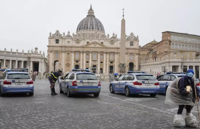 Ιταλία: Αυτοκίνητο εισέβαλε στο Βατικανό – Η αστυνομία το ακινητοποίησε πυροβολώντας στα λάστιχα