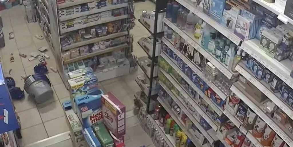 Κάμερα σε σούπερ μάρκετ κατέγραψε τη στιγμή που ο σεισμός των 5,1 Ρίχτερ «χτυπά» το Ηράκλειο (βίντεο)