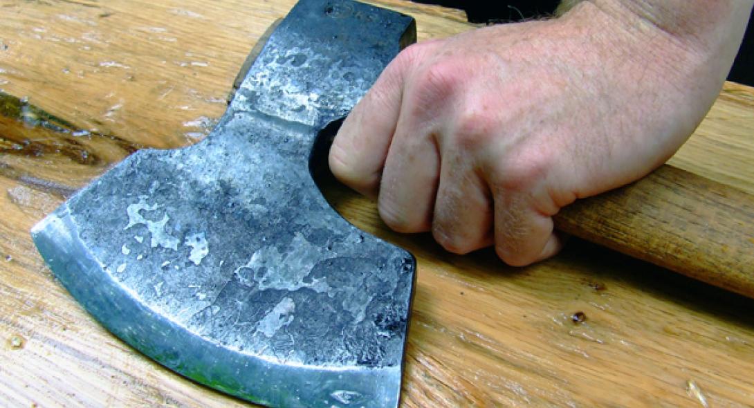 Χαλκίδα: Οπλισμένος με τσεκούρι έκανε «γυαλιά καρφιά» καφετέρια