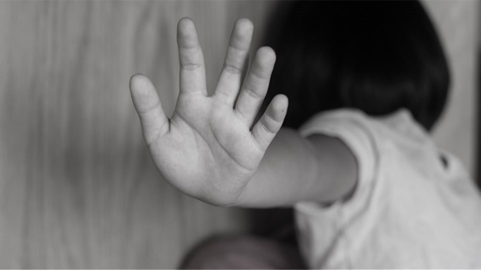 Φρίκη με αιμομιξία στην Kαβάλα: 51χρονος Ρομά βίαζε για χρόνια την κόρη του – Την άφησε δύο φορές έγκυο