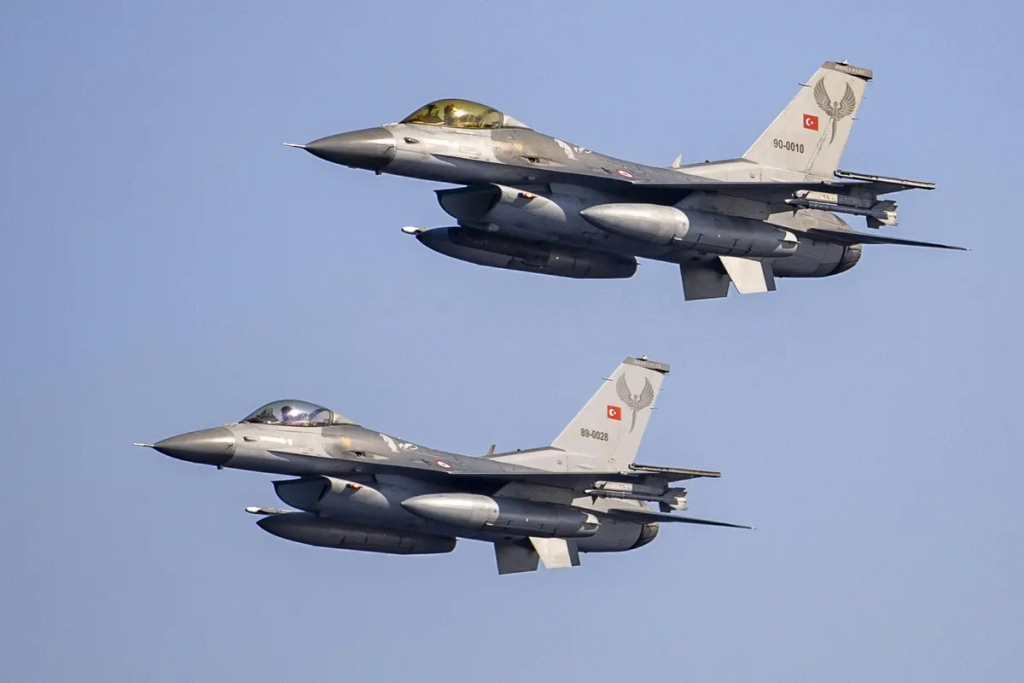 Οι Τούρκοι λίγο πριν τον δεύτερο γύρο εκλογών και η τουρκική αεροπορία βομβαρδίζει τους Κούρδους