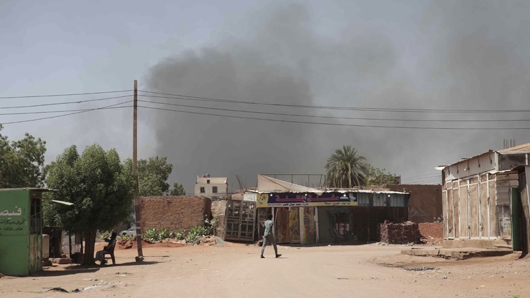 Σουδάν: Μαίνονται οι συγκρούσεις – Αεροπορικές επιδρομές σε περίχωρα του Χαρτούμ
