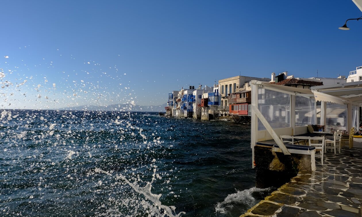 Μύκονος: Nέα κατεδάφιση αυθαιρέτου στην παραλία Μερσίνη με τα μηχανήματα του εφοπλιστή που είχε κάνει την καταγγελία! (βίντεο)