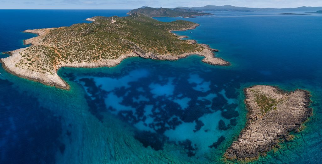 Σαπιέντζα: Το νησάκι στη Μεσσηνία που αξίζει να το επισκεφθείτε φέτος το καλοκαίρι (βίντεο)