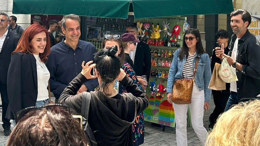 Στην Ερμού ο Κυριάκος Μητσοτάκης – Συνομίλησε με κόσμο και φωτογραφήθηκε με τουρίστες (φωτο)