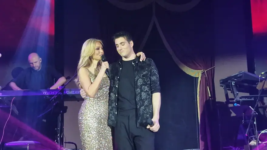 Θεσσαλονίκη: Πήρε φωτιά η σκηνή την ώρα που τραγουδούσε η Νατάσα Θεοδωρίδου και ο Γιώργος Κακοσαίος (βίντεο)