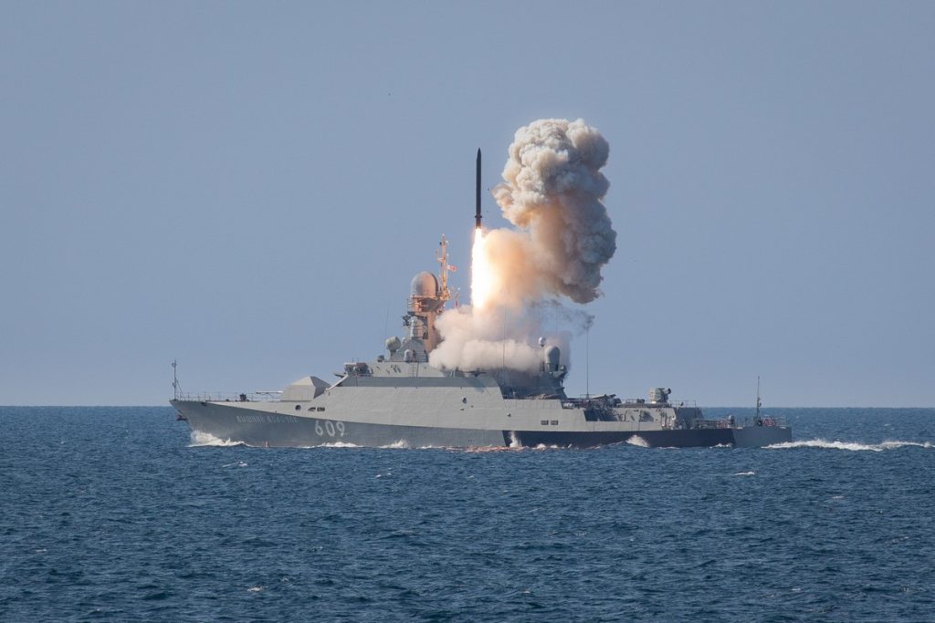 Μαζική εκτόξευση πυραύλων Kalibr από ρωσικά σκάφη κατά ουκρανικών στόχων