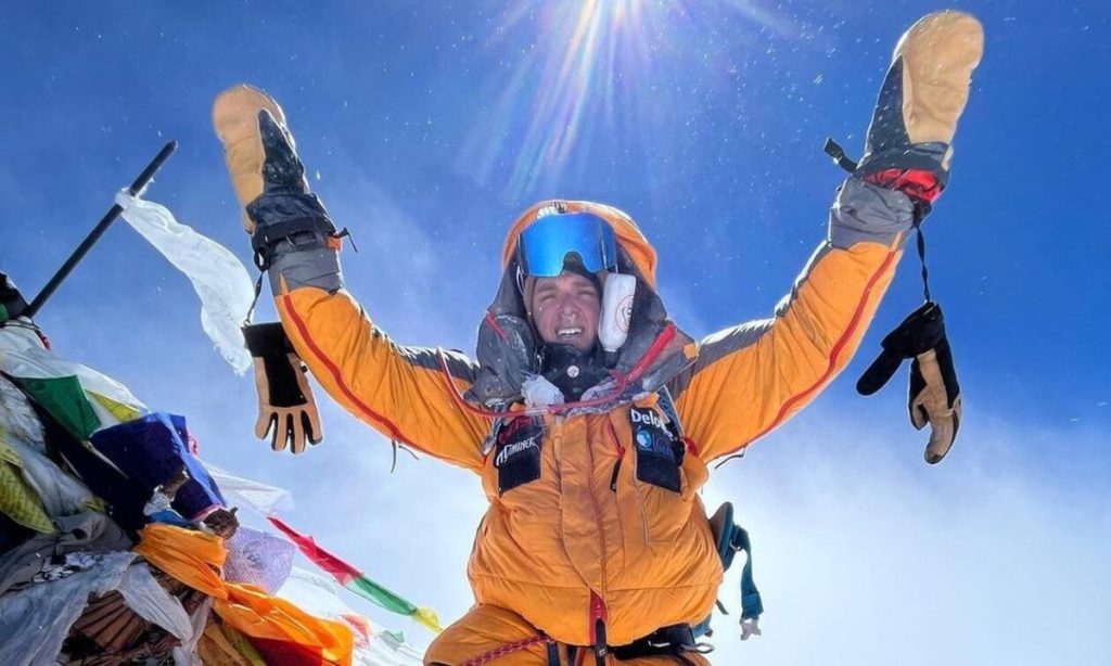 Στην κορυφή του κόσμου ο υπερμαραθωνοδρόμος Μάριος Γιαννακού – Έφτασε τα 8.848 μέτρα του Έβερεστ