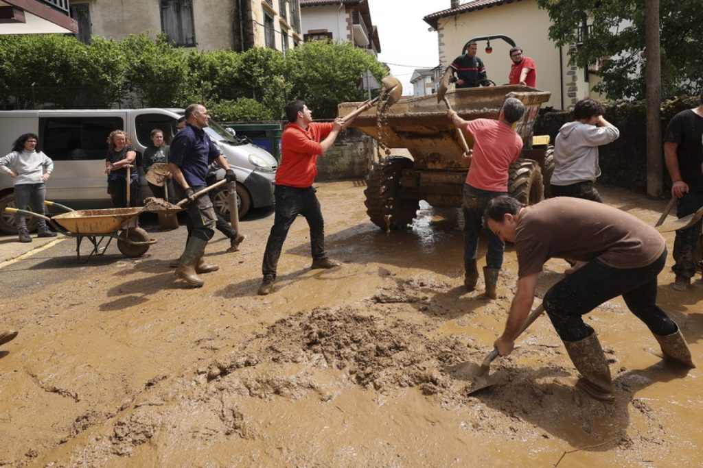 Στους 15 οι νεκροί από τις πλημμύρες στην Ιταλία – Πάνω από 36.000 άνθρωποι εγκατέλειψαν τα σπίτια τους (φωτό-βίντεο)