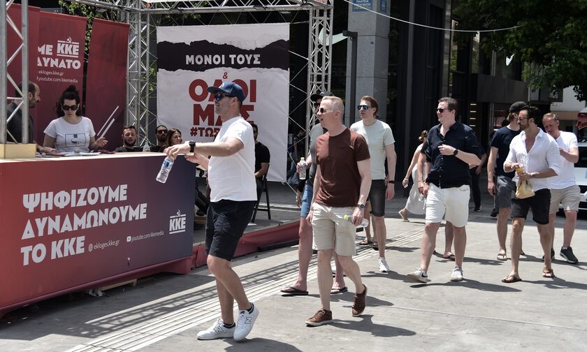 Θεσσαλονίκη: Διασκεδάζουν οι τουρίστες με τις εκλογές – Βγάζουν φωτογραφίες και απολαμβάνουν τις βόλτες τους