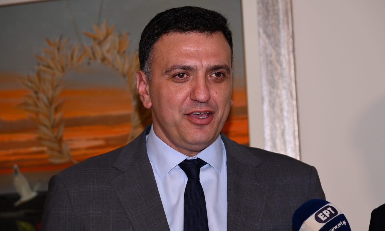 Εκλογές: Αγκαλιά με τον γιο του ψήφισε ο Βασίλης Κικίλιας (φώτο)