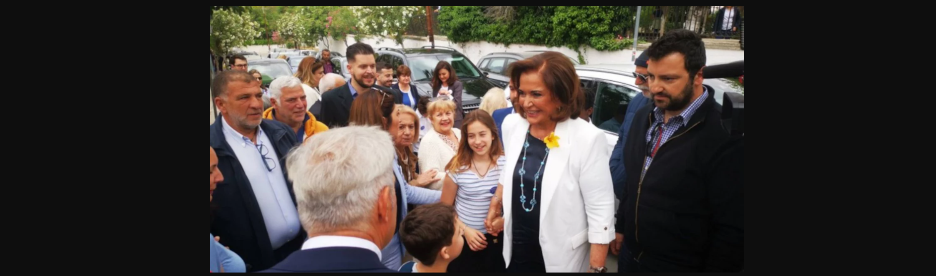 Χανιά: Στην κάλπη με τα εγγόνια της η Ντόρα Μπακογιάννη (βίντεο)