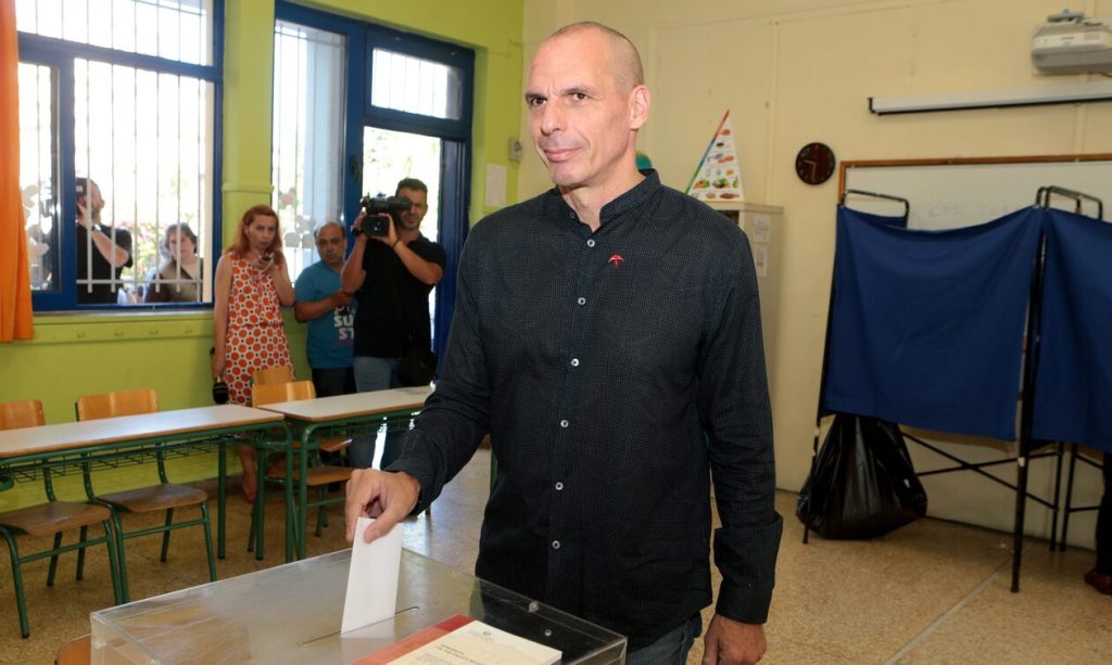 Εκλογές: Στο Πέραμα ψήφισε ο επικεφαλής του ΜέΡΑ25 Γ.Βαρουφάκης – «Όχι στην αποχή, ακόμα και λευκό ψηφίστε»