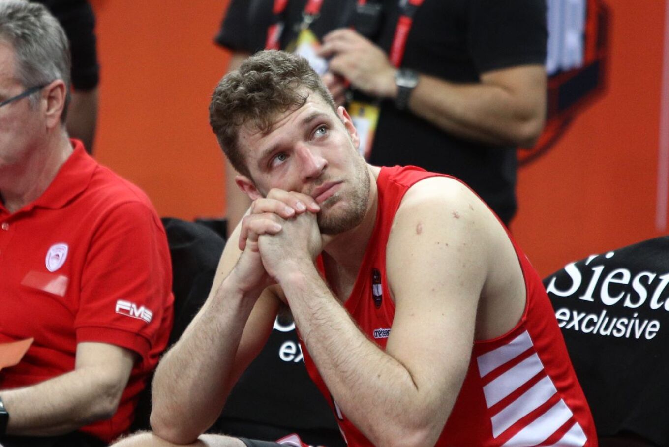 Δακρυσμένος ο Σάσα Βεζένκοφ μετά τον χαμένο τελικό: «Πονάει, εμείς φταίμε» (βίντεο)