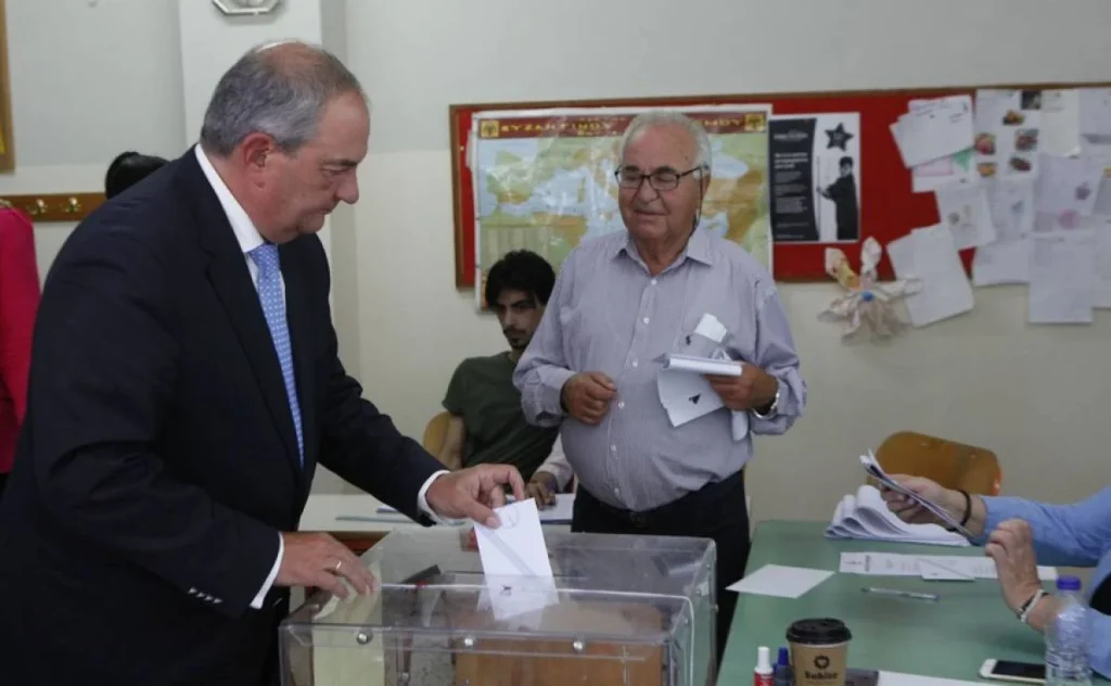 Εκλογές 2023: Ψήφισε ο πρώην πρωθυπουργός Κώστας Καραμανλής –  (βίντεο)
