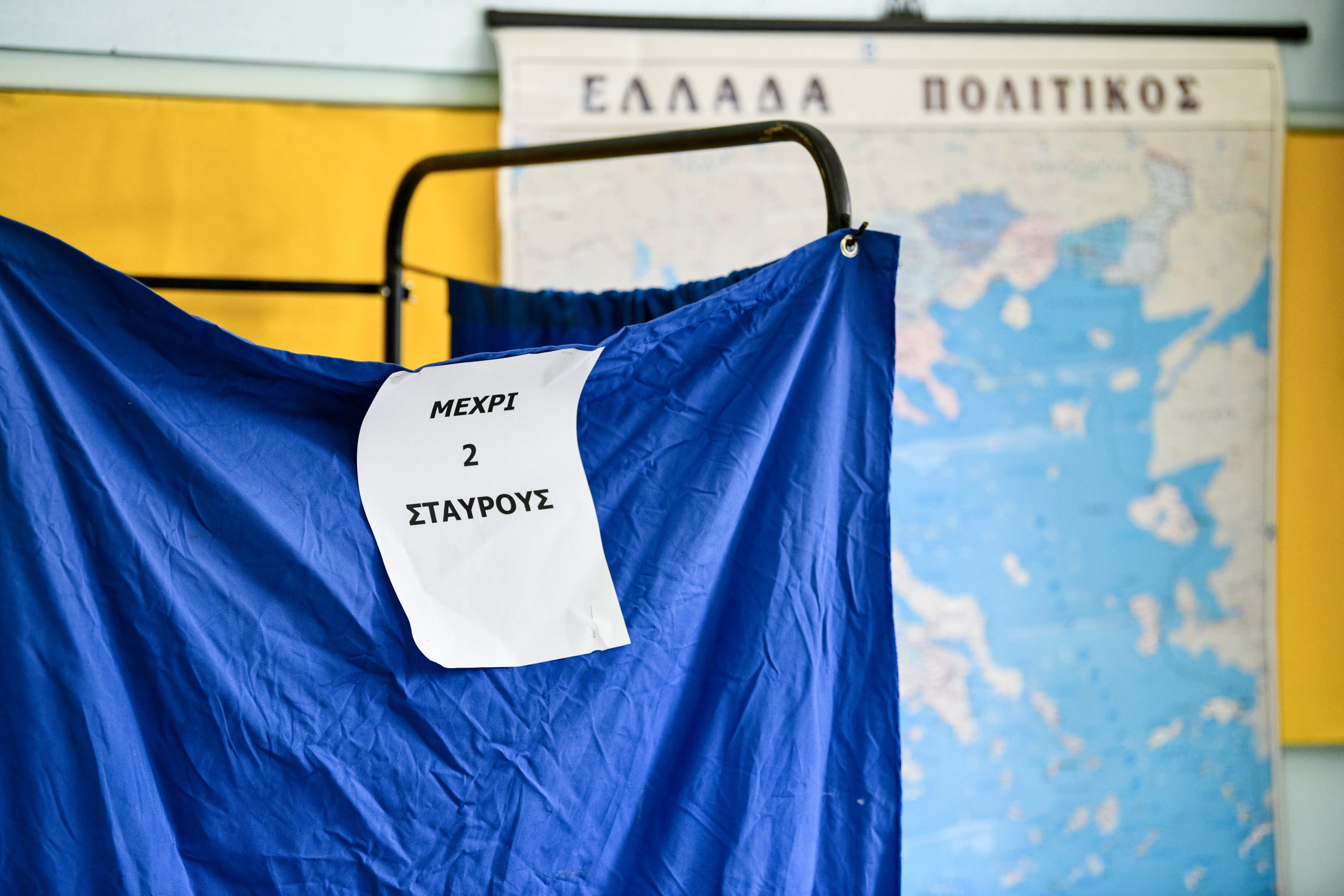 Ρίο: Άγριος τσακωμός σε εκλογικό τμήμα μεταξύ γυναίκας ψηφοφόρου και μέλους εφορευτικής επιτροπής