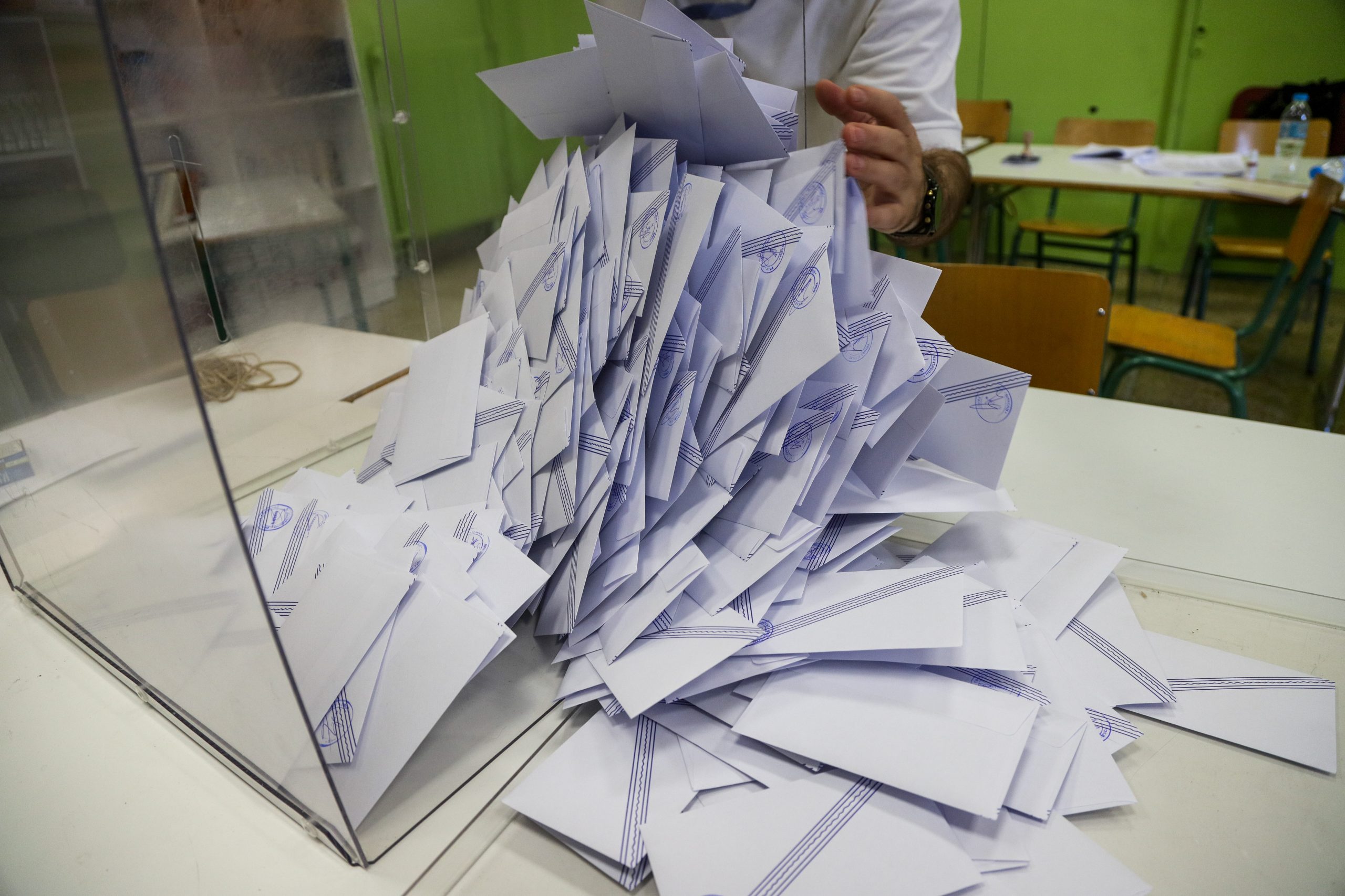 Τα… ευτράπελα των εκλογών στις αναμετρήσεις των τελευταίων ετών – Τρακτέρ, νυφικά, συνθήματα και 5ευρα στις κάλπες