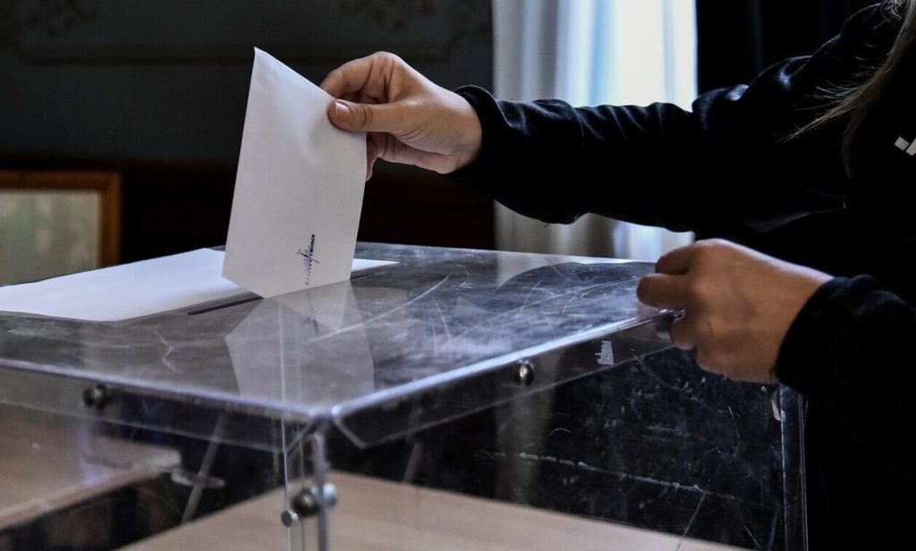 Εκλογές 2023: Οριακή η διαφορά ΝΔ-ΣΥΡΙΖΑ στους νέους 17 – 24 ετών σύμφωνα με το exit poll