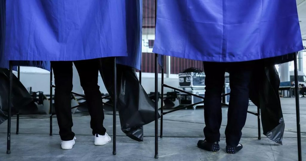 Εκλογές 2023: Για πρώτη φορά θα ψηφίσουν σήμερα περίπου 430.000 νέοι ηλικίας από 17 έως 21 ετών