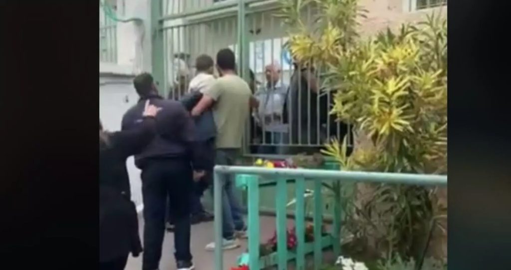 Κρήτη: Ψήφισαν αλλά δεν μπορούσαν να… φύγουν από το σχολείο (βίντεο)