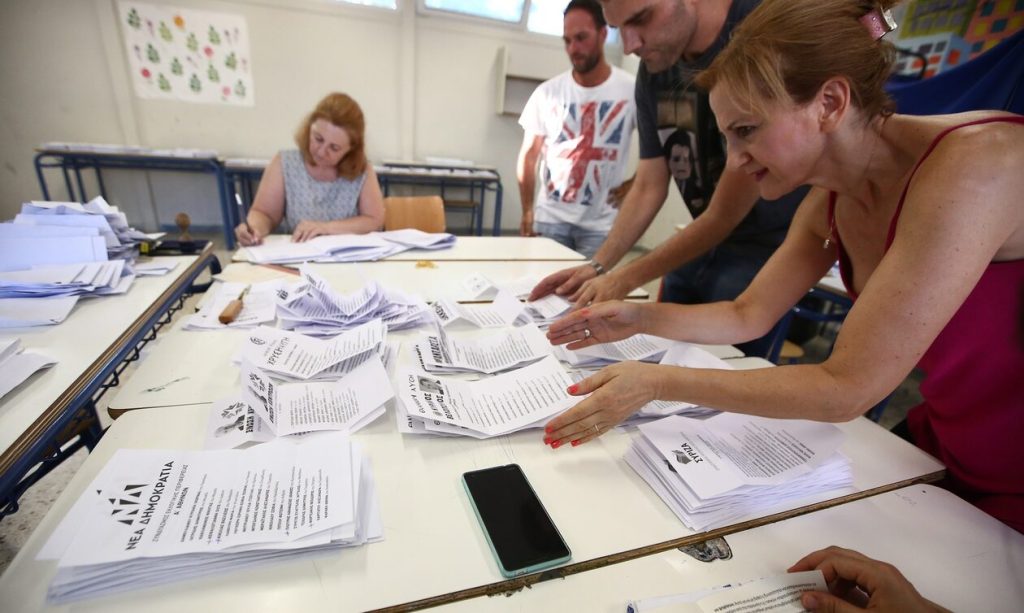 Εκλογές 2023: Επώνυμοι που ψήφισαν και γέμισαν τα social media με φωτογραφίες τους από τα εκλογικά τμήματα