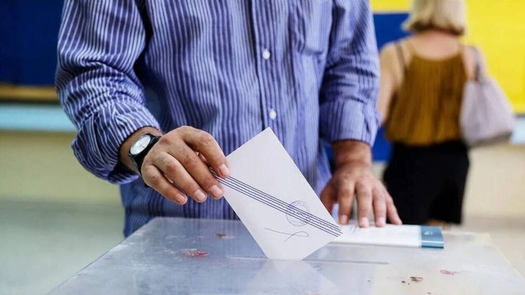 Εκλογές 2023: Την «πάτησε» νονός που πήγε να ψηφίσει – Τον κράτησαν «αιχμάλωτο» στο εκλογικό κέντρο