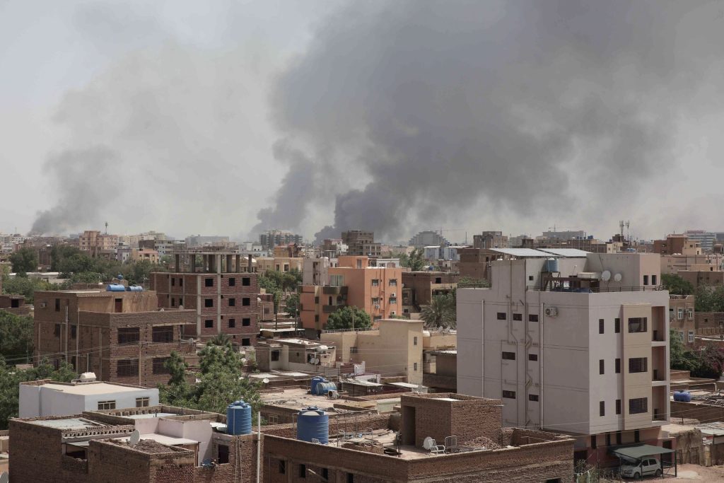 Σουδάν: Αναφορές για νέες μάχες στο Χαρτούμ παρά την εκεχειρία (βίντεο)