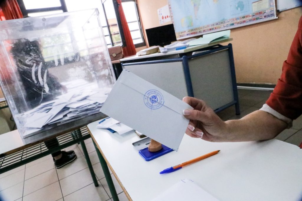 Βέροια: Εκλογική αντιπρόσωπος προσπάθησε να πείσει 60χρονο να ψηφίσει συγκεκριμένο υποψήφιο