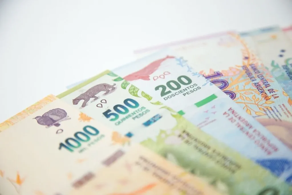 Αργεντινή: Κυκλοφόρησε το νέο χαρτονόμισμα των 2.000 πέσος – Ραγδαία υποτίμηση του εθνικού νομίσματος