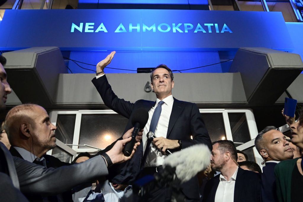 Η φιλοκυβερνητική «Καθημερινή» για το πώς κέρδισε η ΝΔ τις εκλογές: «Μοίρασε άφθονο δημόσιο χρήμα – Συχνά με πελατειακά κριτήρια»
