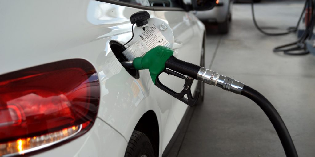 Θα μας «κάψει» η τιμή της βενζίνης ενόψει καλοκαιριού; – Τι δείχνουν οι τάσεις