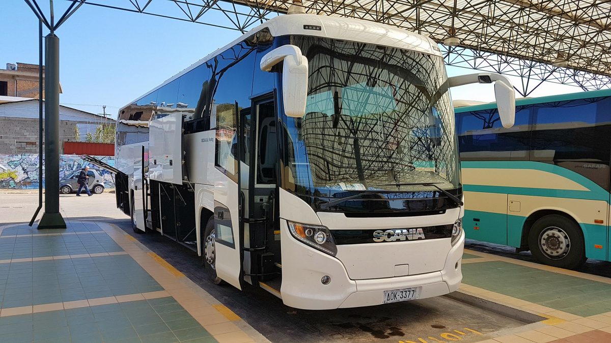 Ηλεία: Άγνωστοι «βομβάρδισαν» με πέτρες λεωφορείο του ΚΤΕΛ – Έσπασαν τέσσερα τζάμια