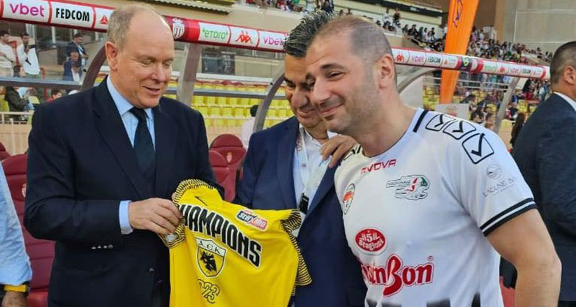 Η φανέλα της πρωταθλήτριας ΑΕΚ στα χέρια του Πρίγκιπα Αλβέρτου από τον Γιώργο Μελισσανίδη (φωτό)