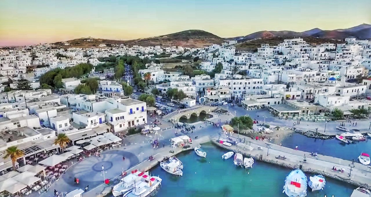 «Ύμνοι» για την Πάρο: «Είναι ένα πολυτελές ελληνικό νησί που βρίσκεται στην “καρδιά” του Αιγαίου»