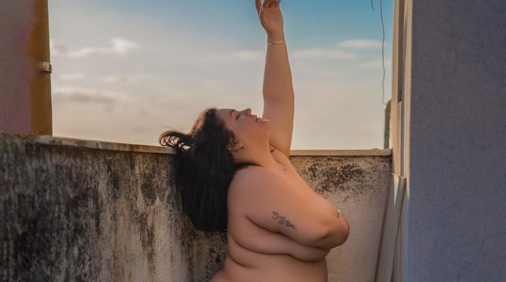 Η γυμνή φωτογράφιση της plus size της Α.Γεροκωνσταντή – «Βλέπω τόση ώρα αυτή την εικόνα…»